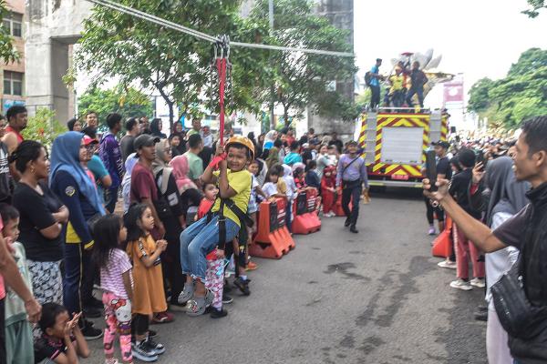 Potret Flying Fox Gratis Damkar di CFD Palembang 