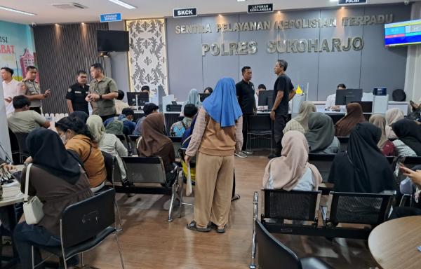 Gangguan SKCK Online di Polres Sukoharjo, Antrean Membeludak hingga Pemohon Diberi Makan Gratis
