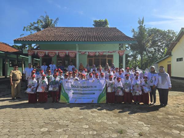 Peringati Hardiknas 2026, Pegadaian Purwokerto Bagikan Perlengkapan Sekolah untuk Siswa di Cilacap