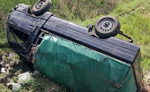 Hilang Kendali, Mobil Pengangkut Sayuran Terjun ke Sawah Sedalam 3 Meter