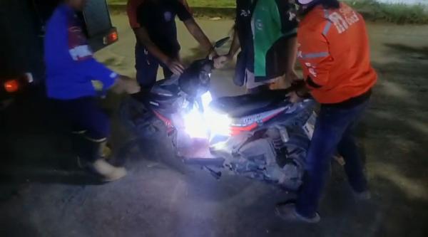 Tak Hanya Padamkan Api, Damkar Indramayu Bantu Evakuasi Motor Patah Tengah Malam