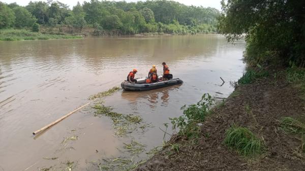 Pria di Ngantru Diduga Hanyut Saat Cari Ikan di Sungai Brantas, Tim SAR Lakukan Pencarian