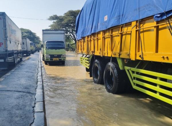 Pantura Cirebon Lumpuh Diterjang Banjir, Antrean Kendaraan Mengular hingga 5 Kilometer