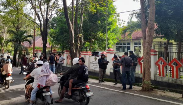 Breaking News: Polisi Geledah Kantor Dinas Perkimtan Gowa, Aparat Bersenjata Siaga