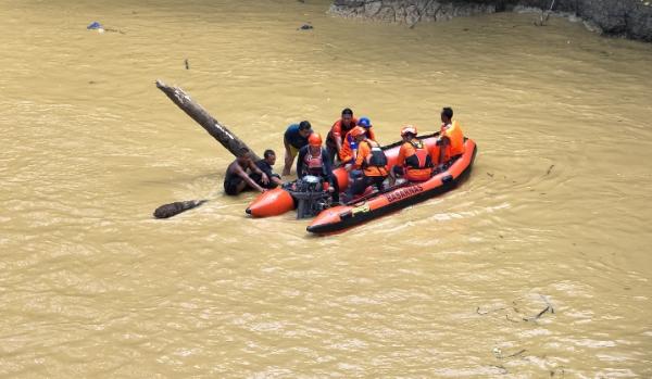 Terpeleset Saat Ambil Air Wudhu, Lansia Hanyut di Sungai Batang Bangko