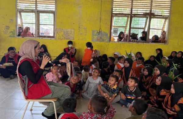 Mata Berbinar di Kelas Kusam: Saat Dongeng Maudy Ayunda Kembalikan Senyum Bocah Korban Banjir Aceh