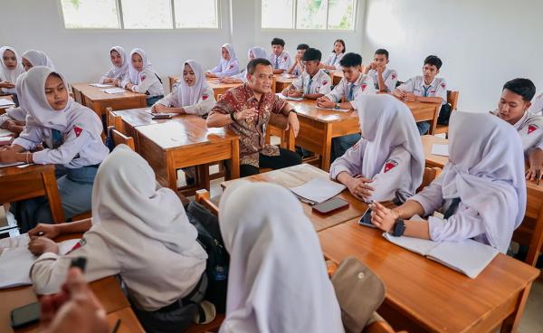 SPMB 2026 Jenjang SMA/SMK Negeri di Jateng Resmi Dimulai, Ahmad Luthfi: No Titip No Jastip