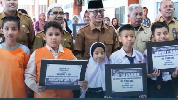Belasan Pelajar dan Guru Korban Kebakaran di Bukittinggi Terima Santunan