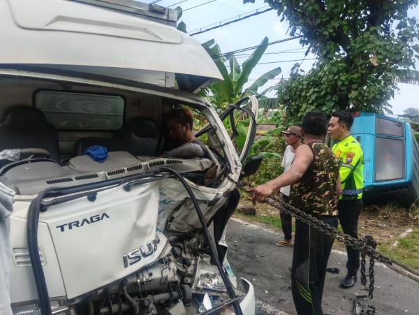 Brak! Panther Adu Banteng dengan Traga di Jalan Raya Bojonegoro, Begini Kronologinya