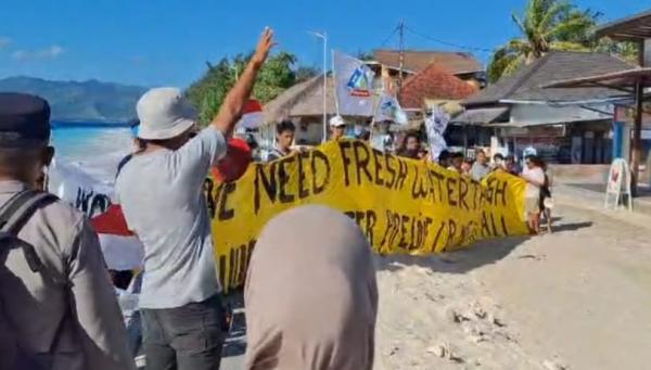 Krisis Air Bersih di Gili Meno Sudah Tiga Tahun, Warga Tolak Desalinasi dan Desak Pipa Bawah Laut
