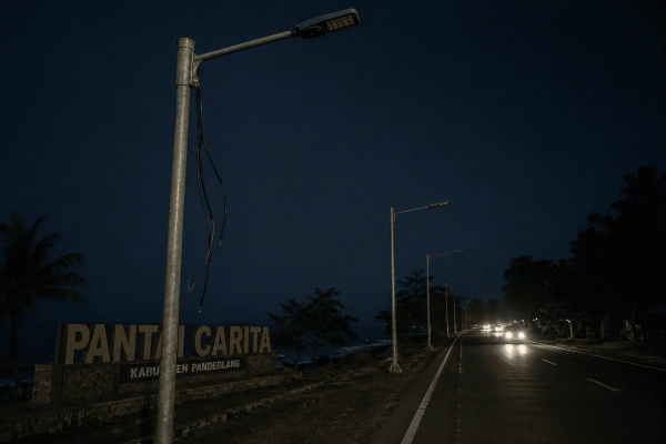 Baru Dua Minggu Lampu Dipasang Sudah Digondol Maling, Jalur Pantai Carita Kini Gelap Gulita