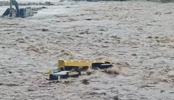 Viral Video Truk Hanyut Terseret Arus Deras Sungai Jeneberang Gowa, Warga Histeris!