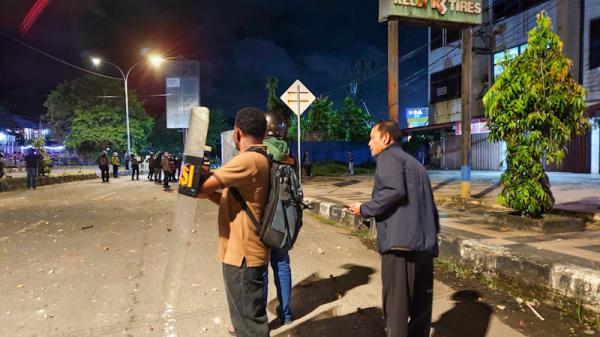 Pasukan Brimob dan Dalmas Dikerahkan Buka Blokade Jalan, Kapolresta Nyaris Terkena Lemparan Molotov