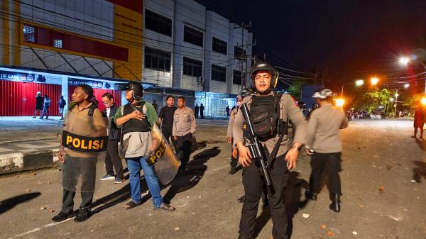 Breaking News!Kota Sorong Mencekam, Massa Blokade Lima Titik dan Lempari Polisi Dengan Molotov