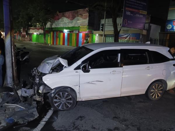 Kecelakaan Mobil Pelajar Tabrak 2 Motor di Simpang Empat Jalan Gus Dur Jombang, 1 Luka