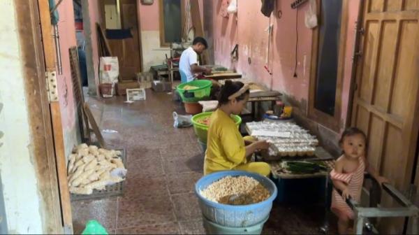 Rupiah Melemah, Harga Kedelai Impor Naik, Produsen Tempe di Tuban Perkecil Ukuran 