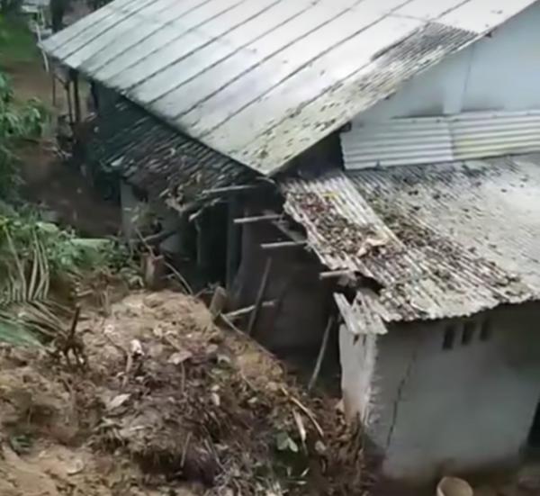 Rumah Warga di Sindangresmi Pandeglang Tertimbun Longsor Tengah Malam, Kerugian Ditaksir Rp100 Juta
