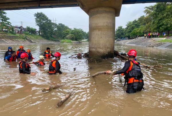 Tragis! Warga Semarang Hanyut Diterjang Air Bah saat Beraktivitas di Sungai Banjir Kanal Barat