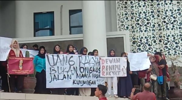 Ratusan Mahasiswa Geruduk Kantor Bupati dan DPRD Pringsewu, Aksi Sempat Memanas