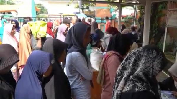 Antre sejak Pagi, Seorang Ibu di Cilegon Pingsan saat Tunggu Pembagian Bansos