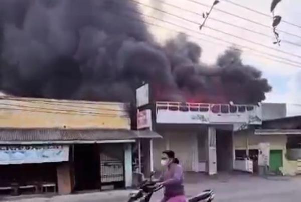 Kebakaran Toko Oleh-oleh Haji dan Umroh di Jombang Dipicu Korsleting Listrik, Kerugian Rp250 Juta