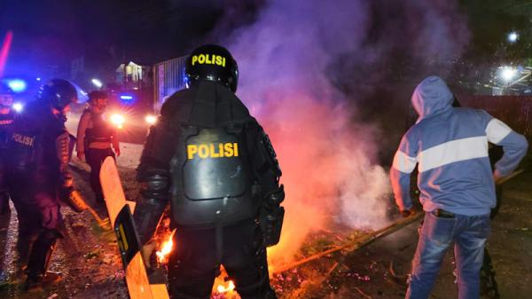 Dua Wartawan Terluka saat Kericuhan Blokade Jalan Pecah di Kota Sorong, Situasi Dikendalikan Polisi