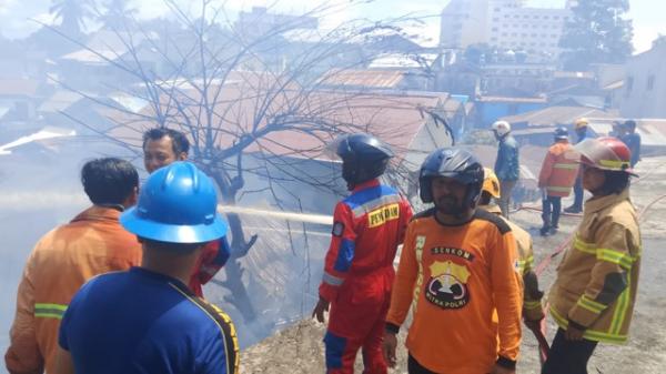 Kebakaran di Belakang Rumah Jabatan Wawali Balikpapan, Tiga Rumah Hangus Terbakar
