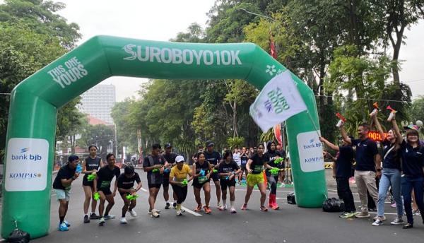 Komunitas Lari Surabaya Ramaikan Tantangan Relay Estafet
