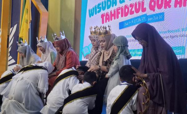 Tangis Haru Warnai Wisuda Tahfiz SD Mumtaz, Siswa Pakaikan Mahkota untuk Orang Tua