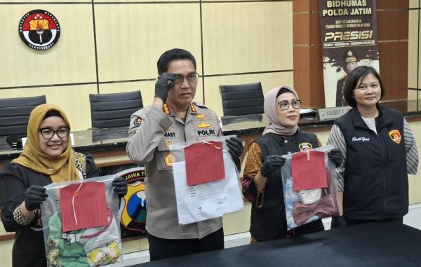 ​Bejat! Ayah Tiri di Surabaya Ditangkap Usai Setubuhi Anak Kembar hingga Hamil