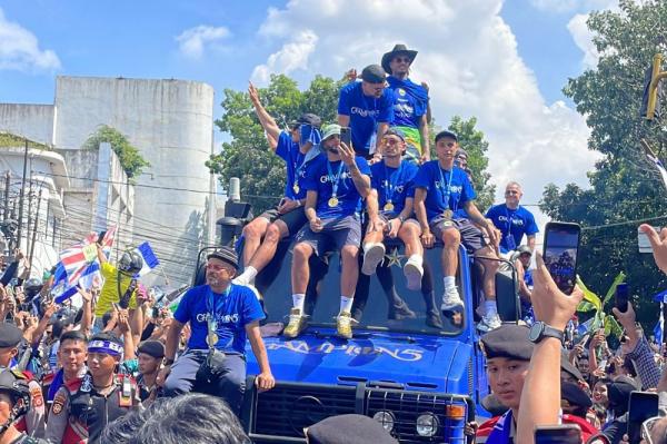 Bobotoh Pesta Pora, Teriakkan Nama Pemain Persib Bandung Menggema di Sepanjang Rute Pawai Juara