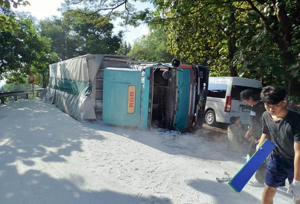 Truk Tronton Terguling di Tikungan Bokong Semar Piyungan, Dua Orang Terluka