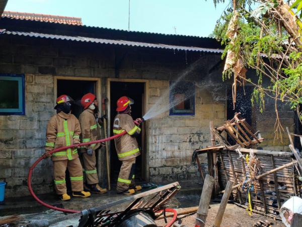 Dapur dan Kandang Terbakar Saat Pemilik Beraktivitas, Warga Bergerak Cepat Selamatkan Rumah