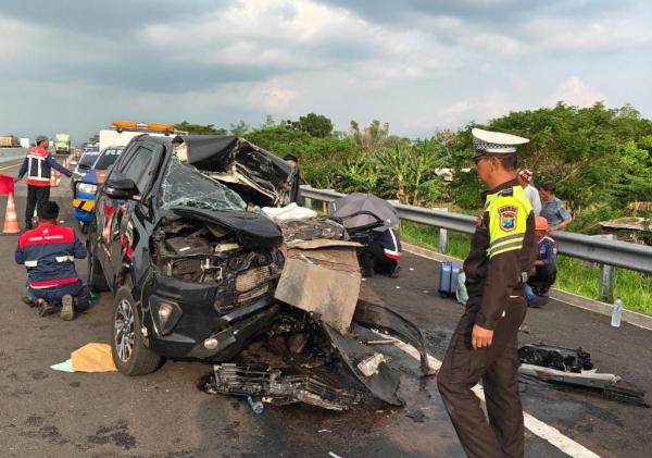 Kecelakaan Maut di Tol Paspro: Dua Staf Pendamping Anggota DPR RI Tewas Usai Tabrak Truk