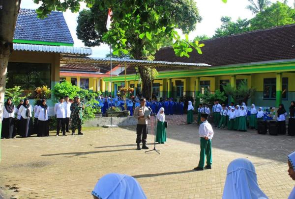 Hari Senin Polisi Masuk Sekolah dalam Kegiatan Upacara Bendera