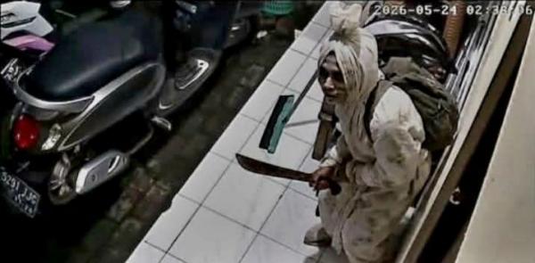 Sosok Pocong Bersenjata Golok Tebar Teror Buat Resah Warga, Aksinya Viral di Media Sosial