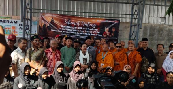 Indahnya Toleransi, Agustina Sambut Biksu Thudong dengan Semangat Semarang Damai di Masjid Al Falah
