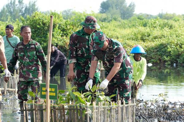 Perkuat Ketahanan Pesisir, TNI AD Tanam Mangrove di Kawasan Pilang Sari Kendal