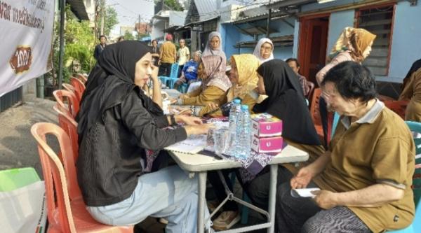 Warga Kertajaya Rela Antre Pemeriksaan Gula Darah dan Kolesterol Gratis dari Mahasiswa