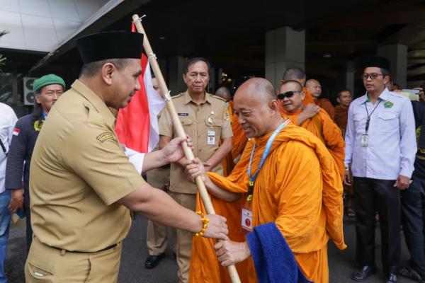 Momen Bikkhu Thudong Temui Gus Yasin di Semarang, Bawa Pesan Perdamaian dan Toleransi