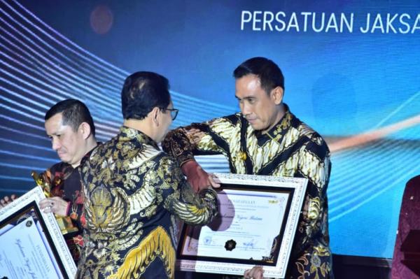 Kejari Batam Raih Penghargaan Nasional Terbaik Kedua Tipe A se-Indonesia