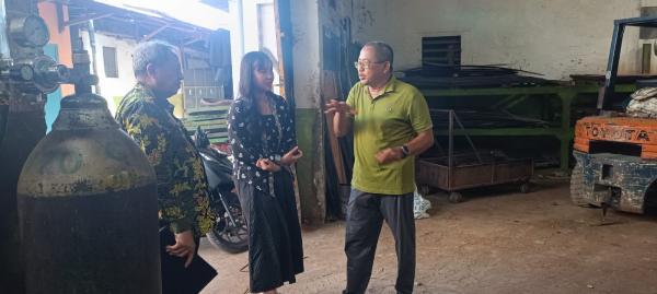 Rupiah Melemah, Bahan Baku Mahal, Pelaku UMKM di Kampung Logam Tak Mau Menyerah