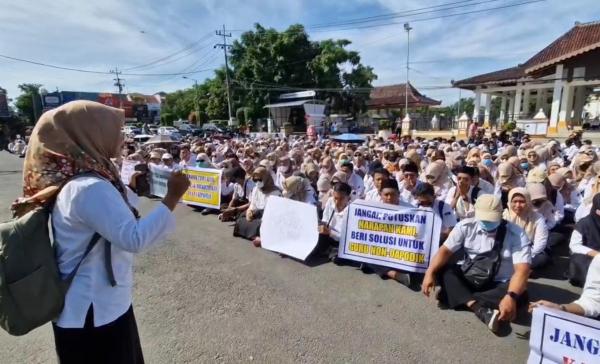 Ribuan Guru Honorer di Ponorogo Gelar Aksi Demo Tuntut Masuk Dapodik, Ini Alasannya