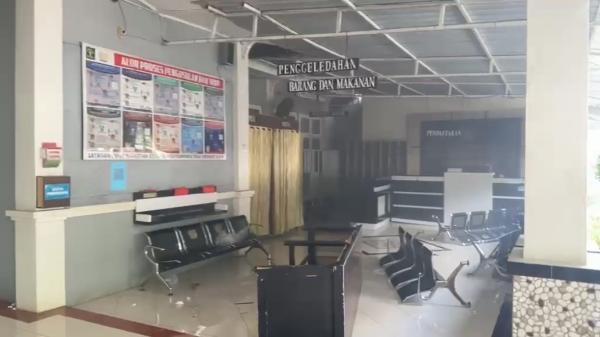 Detik-Detik Mencekam Demo Anarkis di Lapas Bollangi Gowa, Massa Tabrak Pintu Pakai Motor