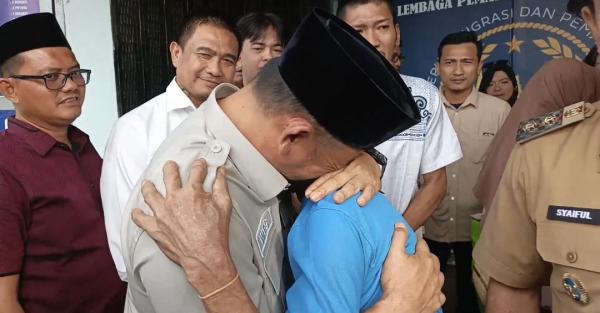 Mujiran Akhirnya Hirup Udara Bebas, Tangis Haru Pecah di Gerbang Lapas Kalianda