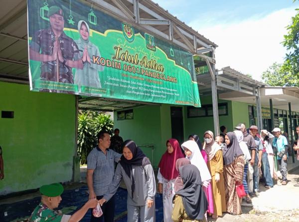 Ratusan Warga Antre Sejak Pagi, Kodim Pandeglang Bagikan 180 Paket Daging Kurban