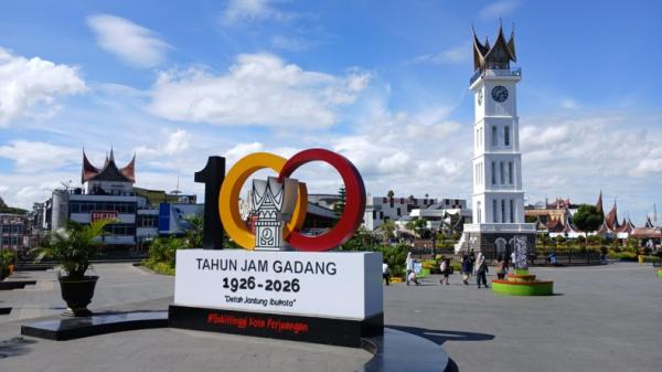 Parade 1.000 Perempuan Minang hingga 100 Penyair Dunia Ramaikan 100 Tahun Jam Gadang di Bukittinggi