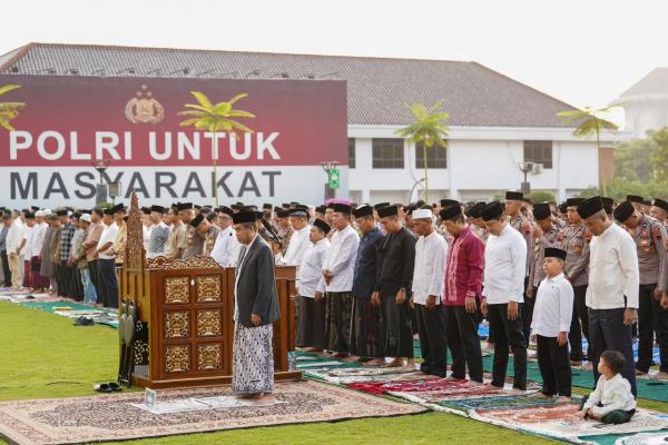 Salat Iduladha di Mapolda Jateng, Momentum Perkuat Kepedulian dan Kebersamaan Polri-Masyarakat