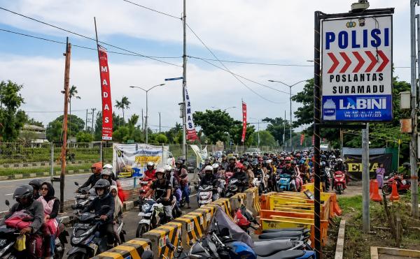 Tradisi Toron Idul Adha, Ribuan Pemudik Madura Padati Jembatan Suramadu