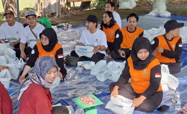 Baznas Salurkan Ribuan Paket Daging Kurban untuk Warga Surabaya